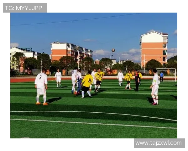 绿茵豪情足球球星举杯共饮畅谈友情与荣耀时刻