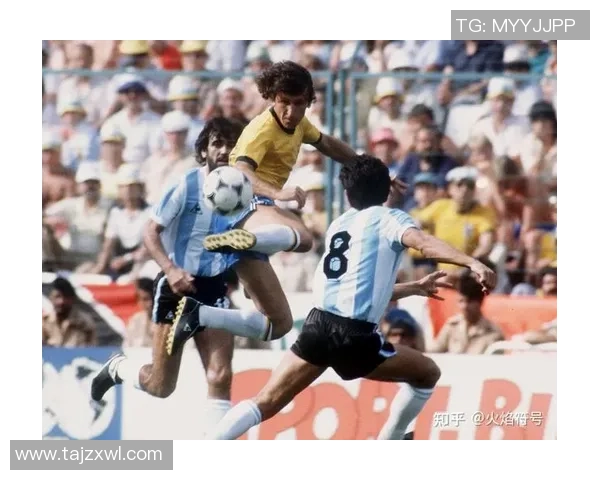 足球巨星们的荣耀时刻：经典合影漫画展现绿茵场上的传奇风采