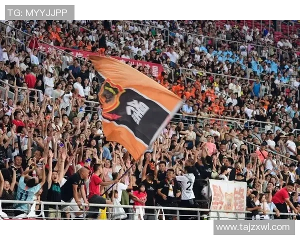 足球巨星齐聚一堂展风采与球迷合影留念精彩瞬间定格传奇之星